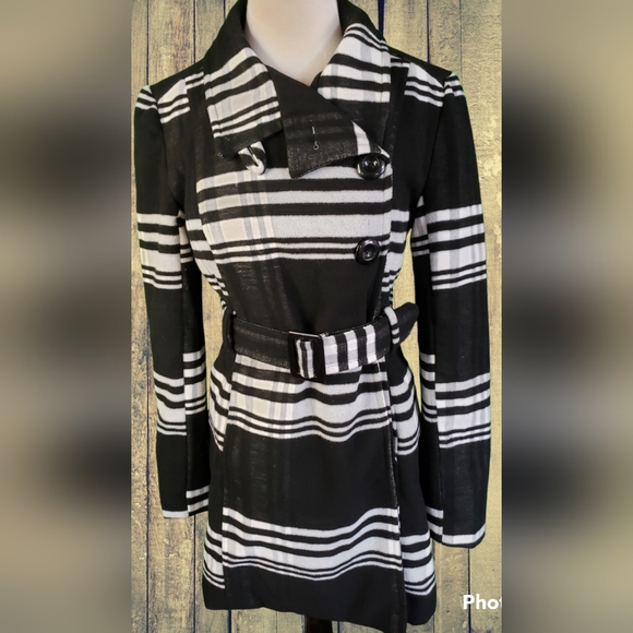 Black and White Coat Size Medium - Picture 1 of 4